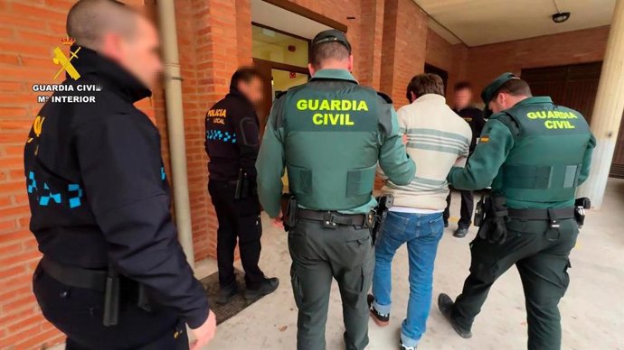 El detenido por agredir presuintamente a dos mujeres en Calahorra es conducido a dependencias policiales por Guardia Civil y Policía Local