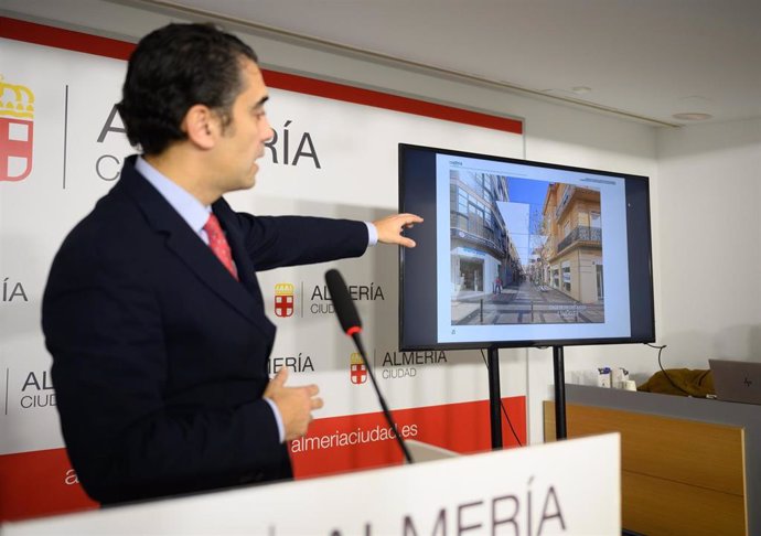 El concejal de Promoción de la Ciudad del Ayuntamiento de Almería, Joaquín Pérez de la Blanca, presenta el proyecto de entoldado.