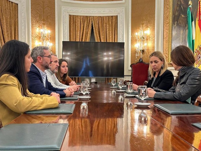 Almudena Martínez con los alcaldes de Puerto Serrano y Medina.