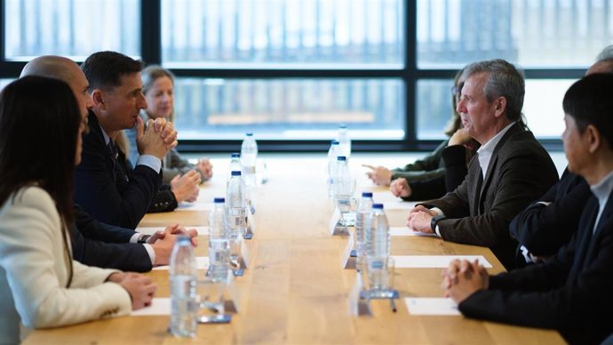 El titular del Ejecutivo gallego, Alfonso Rueda, y el presidente y CEO de Resonac en Europa, César Castiñeira, mantienen una reunión