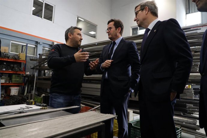 El consejero de Industria y el alcalde de El Ejido visitan una empresa del polígono La Redonda.