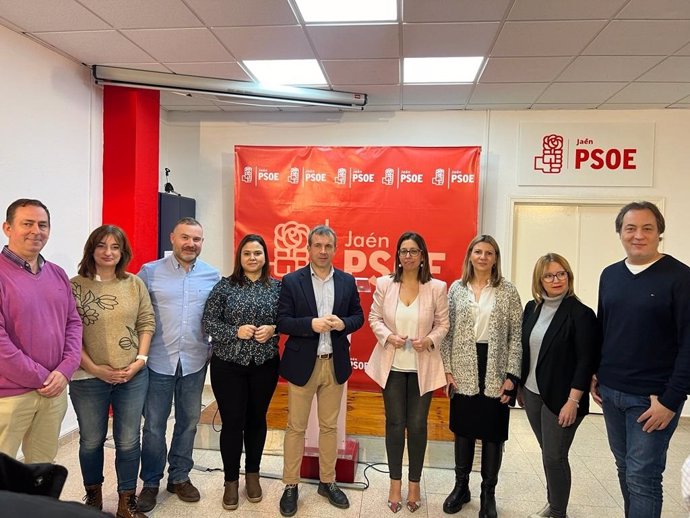 Julio Millán (c), junto a otros concejales del PSOE en el Ayuntamiento de Jaén.