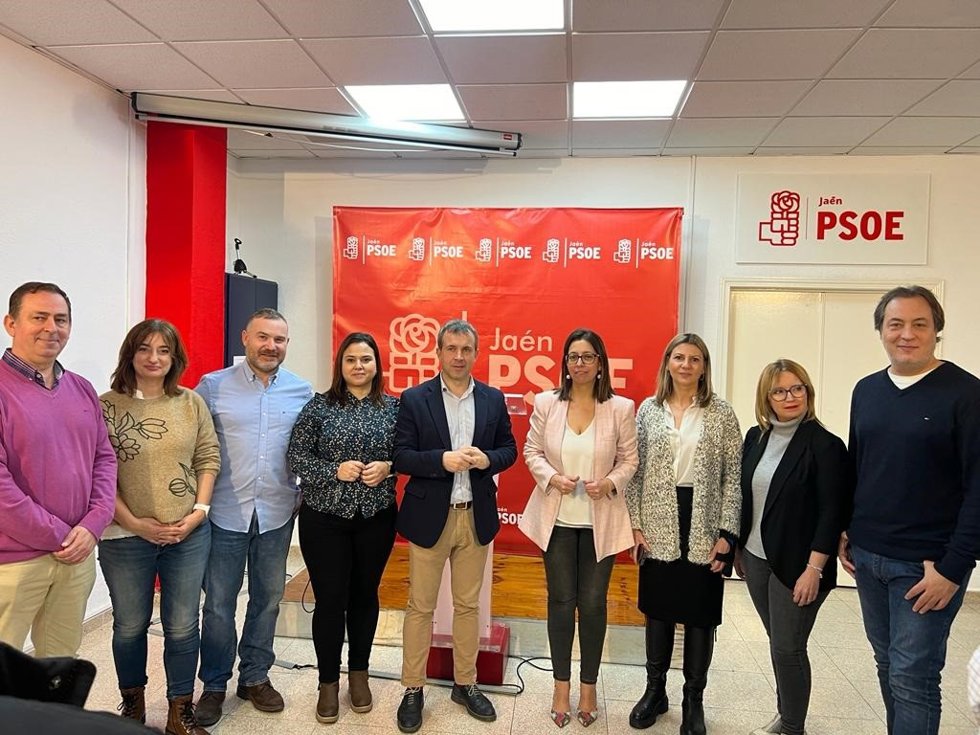 Julio Millán (c), junto a otros concejales del PSOE en el Ayuntamiento de Jaén.