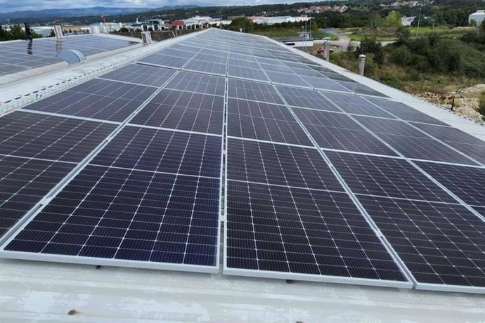 Paneles solares instalados para la firma de moda textil