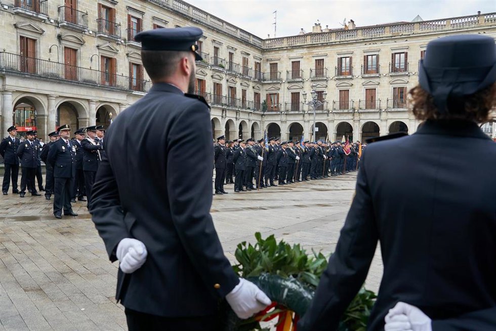 Varios agentes durante la celebración del bicentenario de la Policía Nacional en Vitoria