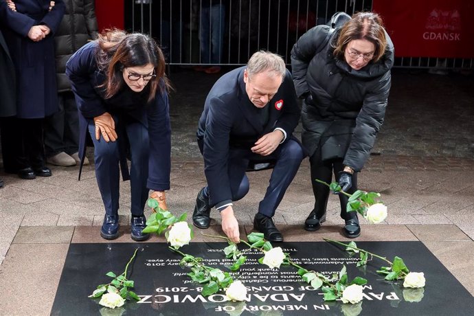 El primer ministro de Polonia, Donald Tusk, deposita una rosa sobre la tumba del alcalde de Gdansk Pawel Adamowicz, asesinado en 2019