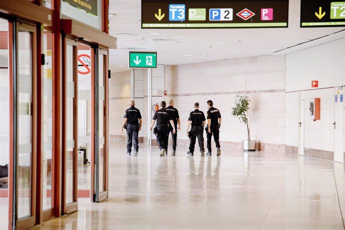 Archivo - Un grupo de agentes de la Policía Nacional vigila un día antes del inicio de la cumbre de la OTAN en Madrid, en el aeropuerto Adolfo Suárez Madrid Barajas, a 27 de junio de 2022, en Madrid (España). 