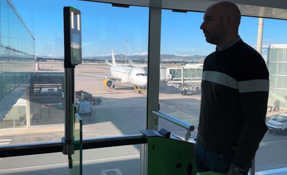 Un pasajero utiliza el sistema de reconocimiento facial voluntario de Vueling