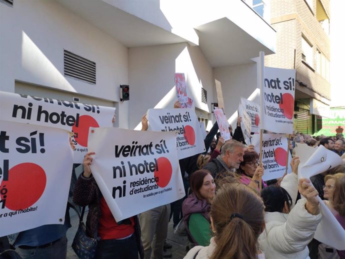 Protesta de los vecinos del barrio valenciano de San Antonio-Zaidía coincidiendo con la bendición de animales celebrada este miércoles para mostrar su rechazo a un macrohotel en esa zona de València.