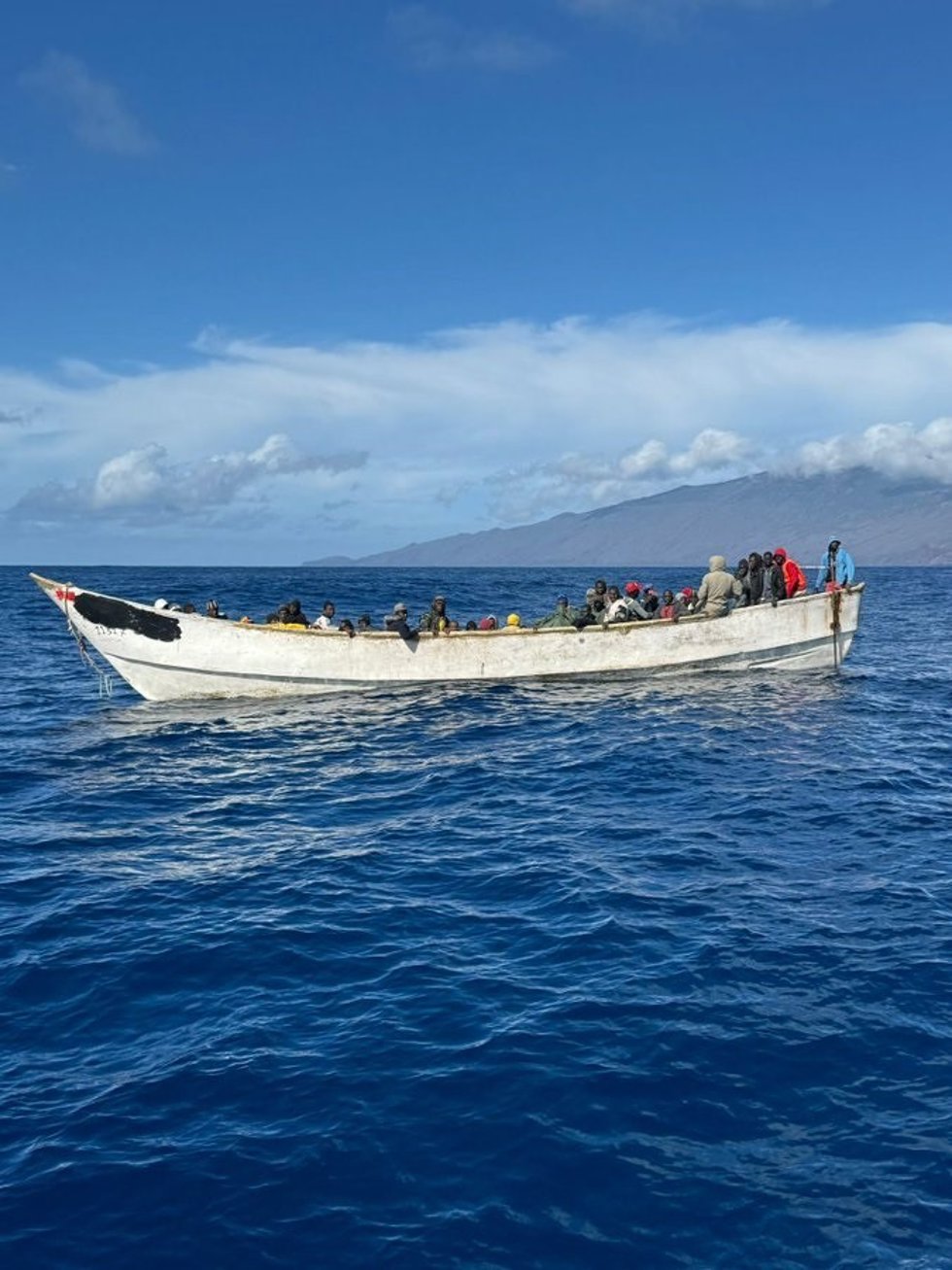 Cayuco al que ha acompañado la salvamar Adhara hasta el muelle de La Restinga, en El Hierro