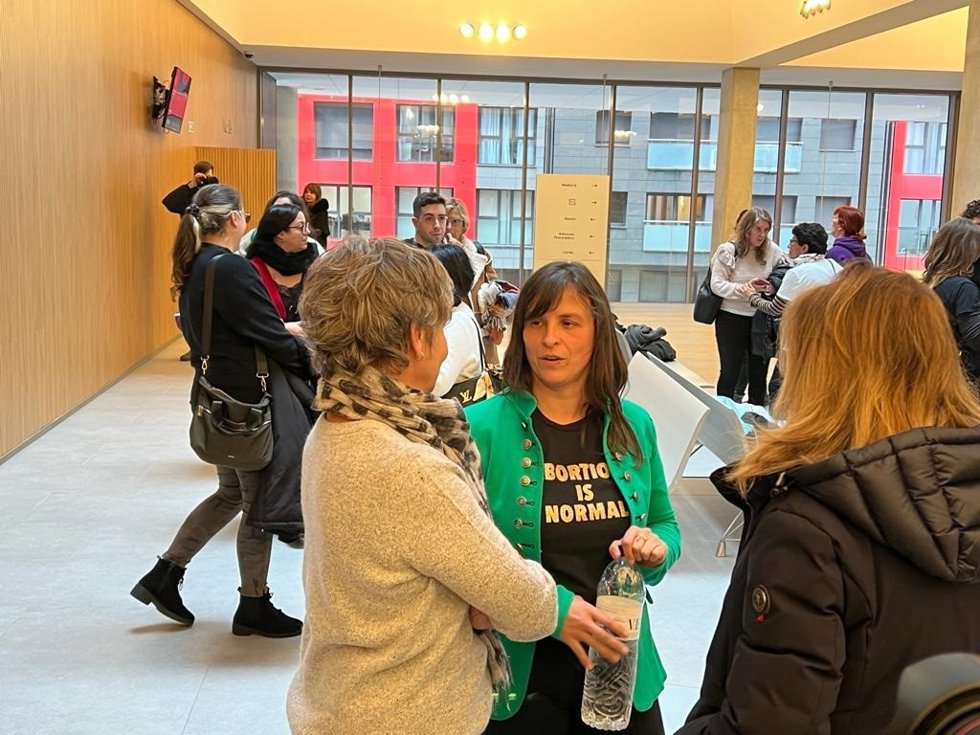 Vanessa Mendoza, en el centro con chaqueta verde, en la Sede de la Justícia de Andorra