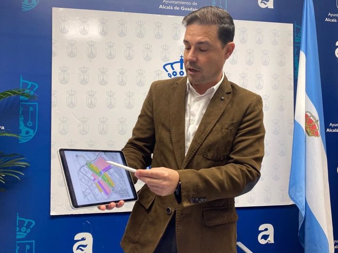 El delegado de Urbanismo Alcalá de Guadaíra, Jesús Mora, detalla el proyecto.