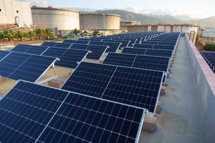 Paneles fotovoltaicos en instalaciones de Balten en Los Realejos