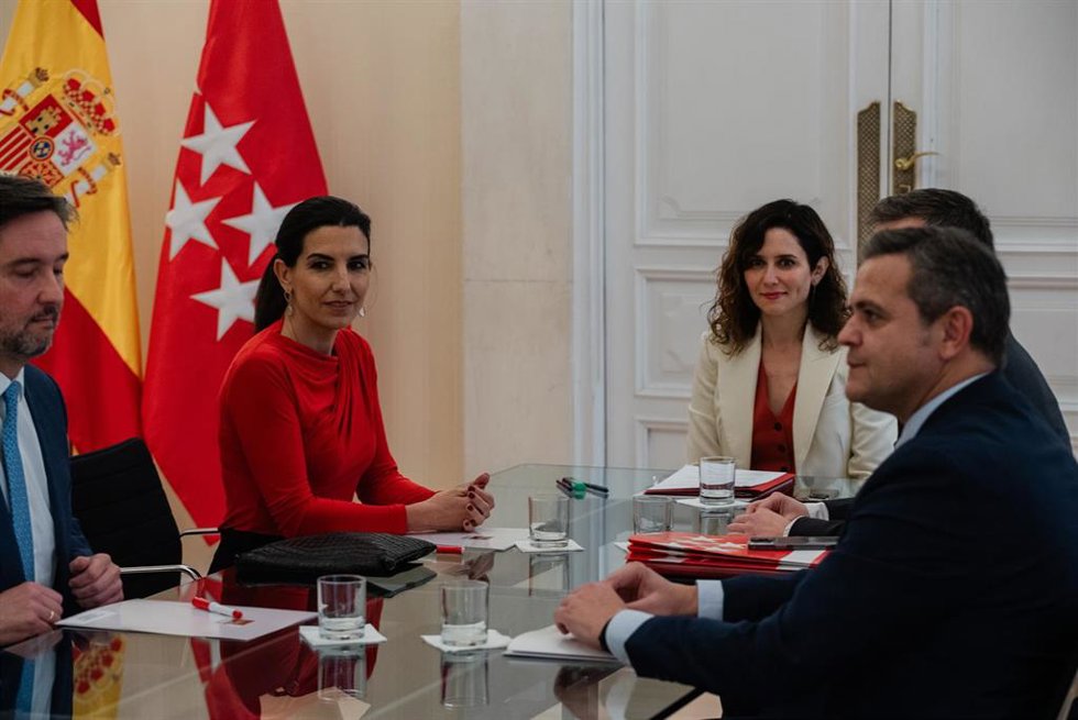 La portavoz de VOX en la Asamblea de Madrid, Rocío Monasterio (2i), y la presidenta de la Comunidad de Madrid, Isabel Díaz Ayuso (3i), durante una reunión de portavoces en la Asamblea de Madrid, a 17 de enero de 2024, en Madrid (España). Ayuso inicia su