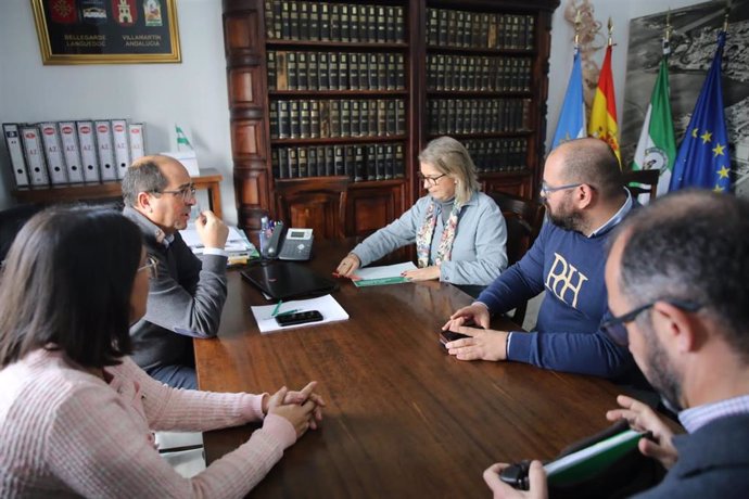 Ana Bertón y Javier Bello con el alcalde de Villamartín.