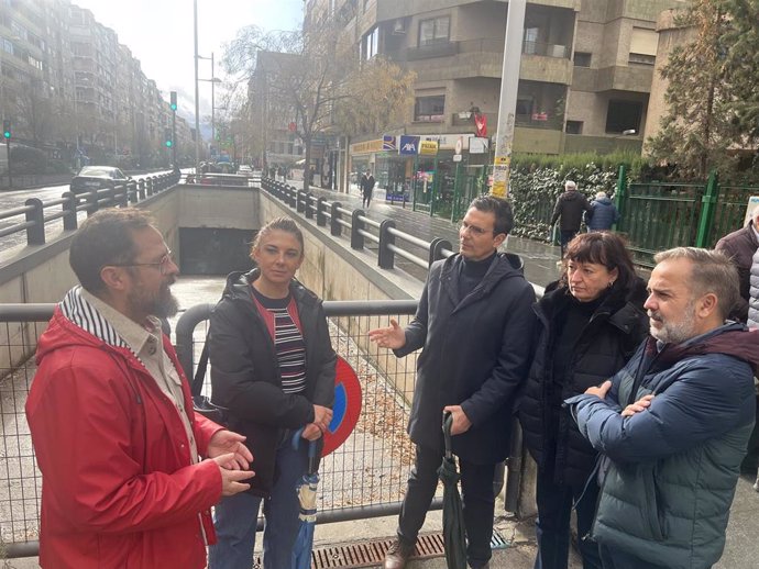 El Grupo del PSOE en el Ayuntamiento de Granada, junto al parking del metro en Camino de Ronda