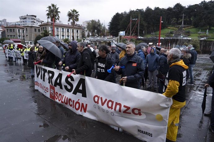 Trabajadores de Vitrasa en huelga protestan durante una sesión plenaria del Ayuntamiento de Vigo, a 28 de diciembre de 2023, en Vigo, 