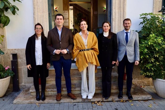 La consejera de Inclusión Social, Juventud, Familias e Igualdad, Loles López, visita el Ayuntamiento de Níjar (Almería).