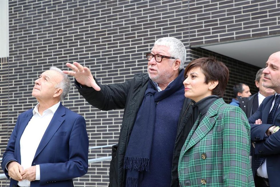 La ministra de Vivienda y Agenda Urbana, Isabel Rodríguez, y el vicepresidente ejecutivo del AMB y alcalde de Cornell, Antonio Balmón, visitan una promoción de vivienda de alquiler.