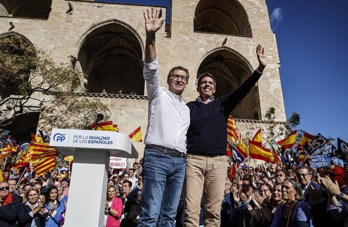 Archivo - Arxiu- El president del Partit Popular, Alberto Núñez Feijóo (e), i el president del PPCV i president de la Generalitat Valenciana, Carlos Mazón (d), en una imatge d'arxiu. 