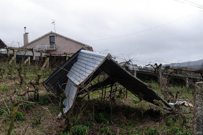 Parte dunha caseta dunha nave dunha empresa de construción é enviada polos fortes ventos a un terreo próximo