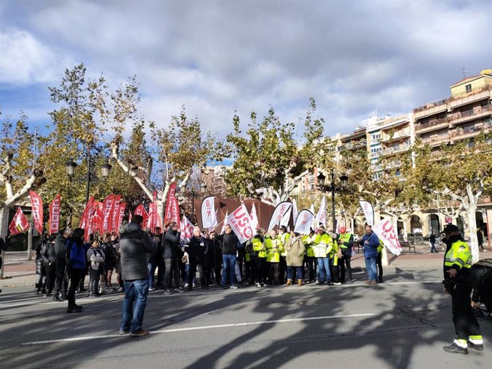 Archivo - Vigilantes de Seguridad de Norvik se concentran en Logroño para exigir el pago de las nóminas adeudas