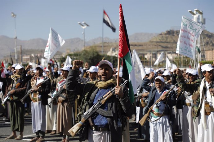 Archivo - 02 December 2023, Yemen, Sanaa: Fighters march during a military parade in support of the Palestinians in the Gaza. Since the beginning the ongoing conflict between Israel and the Palestinian Islamist group Hamas, on 7 October, the Houthis have 