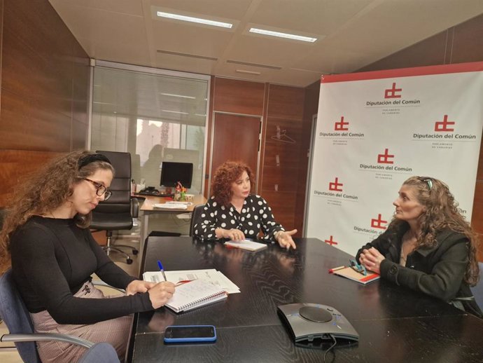 La Adjunta en Igualdad de la Diputación del Común, Beatriz Barrera, se reúne con una representación de camareras de piso de Tenerife