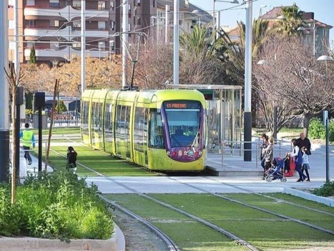 Archivo - Tranvía de Jaén circulando en pruebas por la ciudad.