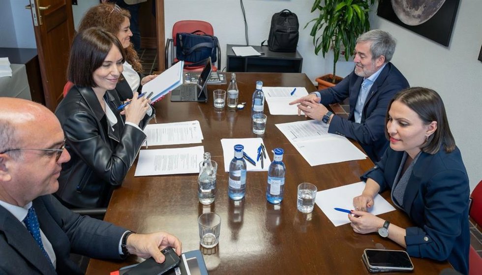 La ministra de Ciencia, Innovación y Universidades, Diana Morant, y el presidente de Canarias, Fernando Clavijo, en una reunión para abordar el desarrollo del Perte Aeroespacial