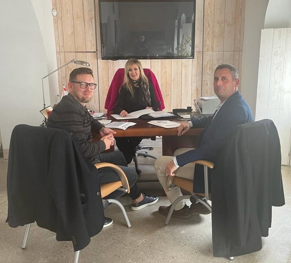 Reunión de la Asociación Unificada de Guardias Civiles con la presidenta de la Mancomunidad del Alto Guadalquivir y alcaldesa de Bujalance, Elena Alba.