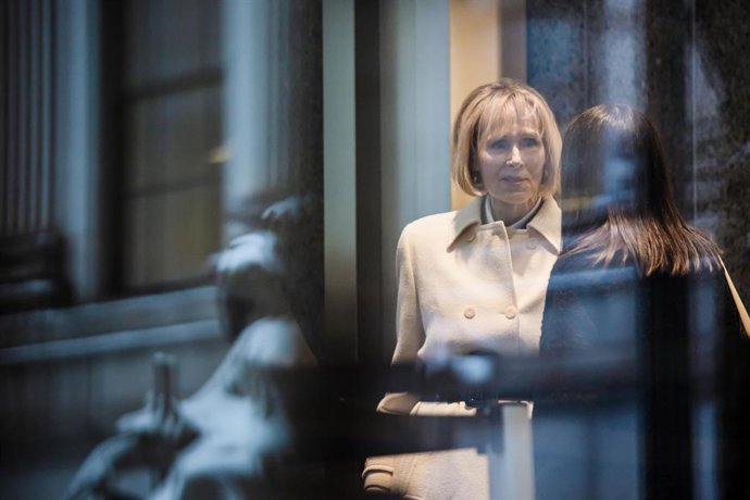 January 16, 2024, New York, New York, USA: E. JEAN CARROLL arrives at the courthouse security gate as the trial of former President Donald Trump gets underway to determine if he will have to pay additional damages to E. Jean Carroll for defaming her whe