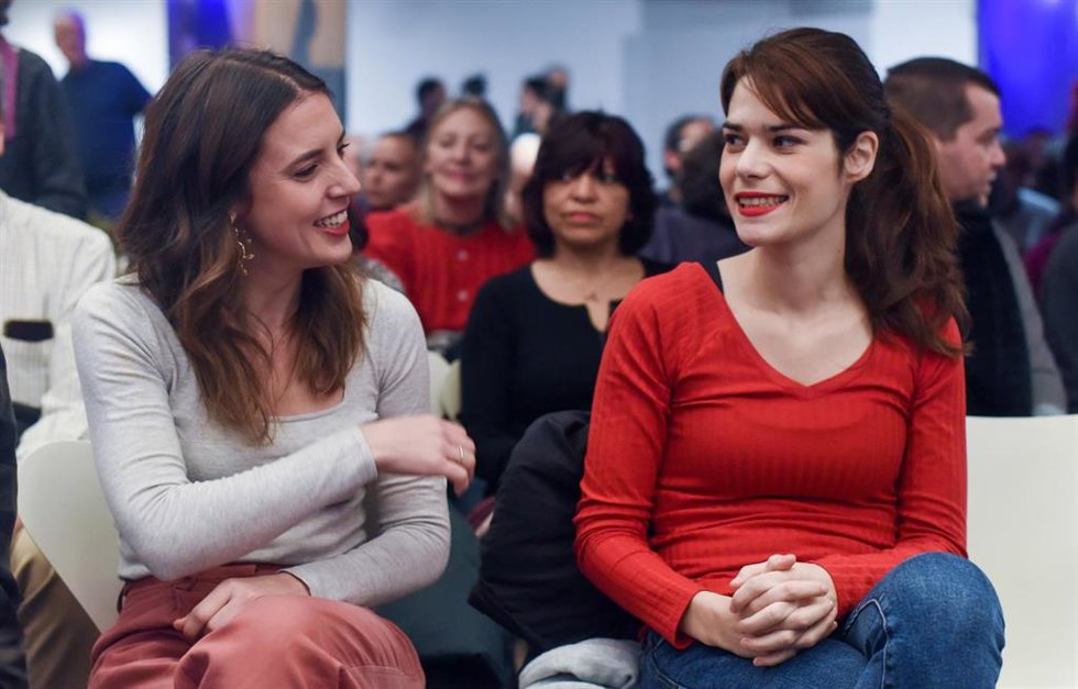 Archivo - La exministra de Igualdad Irene Montero y la coportavoz de Podemos, Isa Serra (d), durante el acto Vivir, no sobrevivir: del Ingreso Mínimo Vital a la Renta Garantizada', en el espacio Bertelsmann, a 14 de enero de 2023, en Madrid (España). 