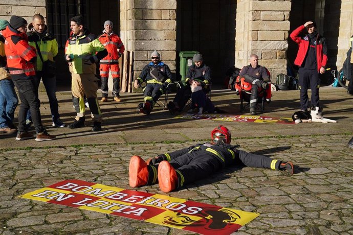 Archivo - Un muñeco vestido de bombero en suelo durante una concentración en forma de protesta pacífica, en la Praza do Obradoiro, a 15 de diciembre de 2023, en Santiago de Compostela, A Coruña, Galicia (España). Los bomberos comarcales inician una concen