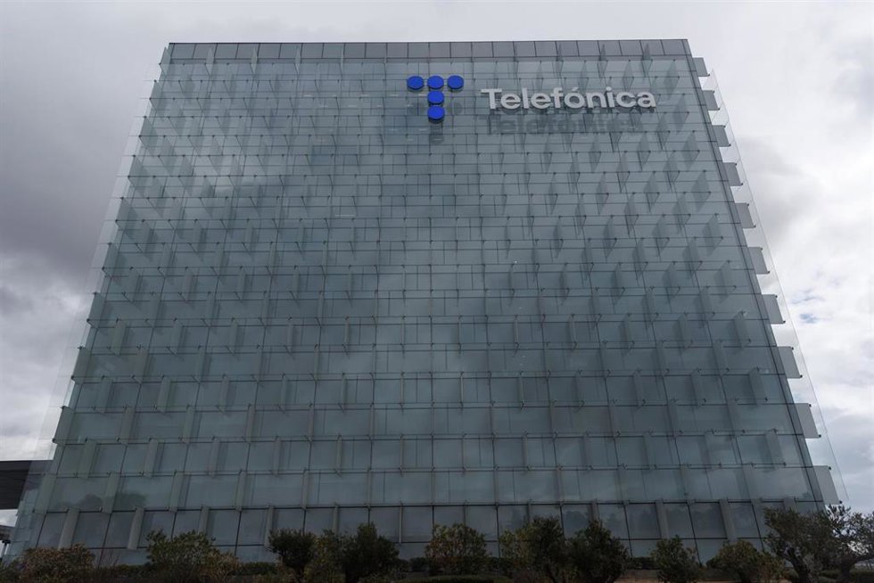 Archivo - Fachada de la sede de Telefónica