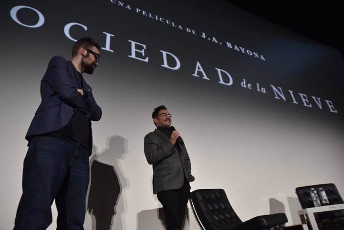El cineasta Juan Antonio Bayona, interviene durante la presentación de su última película ‘La sociedad de la nieve’ en los cines Palafox de Zaragoza, a 17 de enero de 2024, en Zaragoza, Aragón (España). 