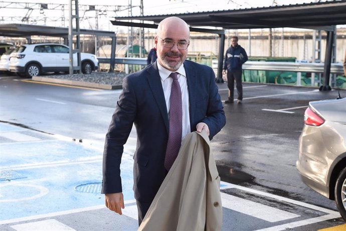 El delegado del Gobierno en la Comunidad de Madrid, Francisco Martín, a su llegada a visitar las nuevas instalaciones de la base de mantenimiento de alta velocidad de Santa Catalina en Vallecas, a 17 de enero de 2024, en Madrid (España). 