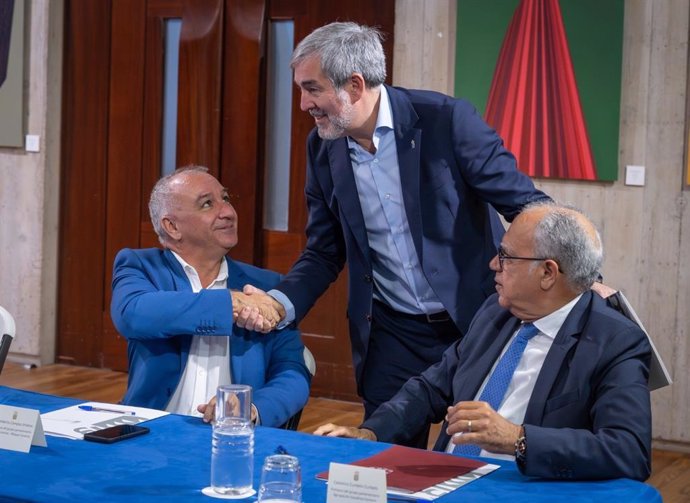 El presidente de Canarias, Fernando Clavijo, saluda al portavoz de NC-BC, Luis Campos, y al de ASG, Casimiro Curbelo, en una reunión sobre la regla de gasto