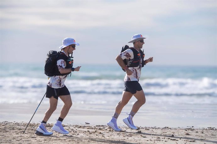 Archivo - Pol Makuri y el reto de la Oman Desert Marathon