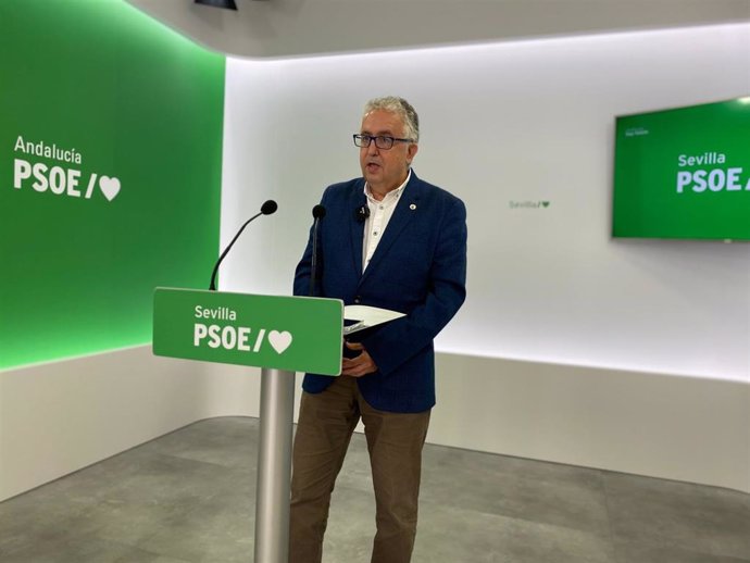 Archivo - El alcalde de Bormujos y miembro de la Ejecutiva provincial del PSOE, Francisco Molina, en rueda de prensa.