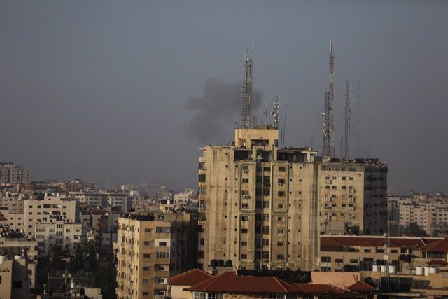 Archivo - Humo tras un bombardeo israelí sobre la Franja de Gaza