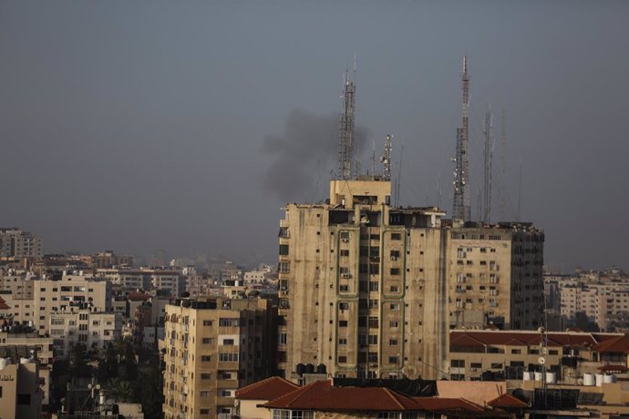 Archivo - 05 April 2023, Palestinian Territories, Gaza: Smoke billows over buildings in Gaza City as Israel launches air strikes on the Palestinian Strip. Several rockets were fired from the northern Gaza Strip towards the Israelis After clashes were anno