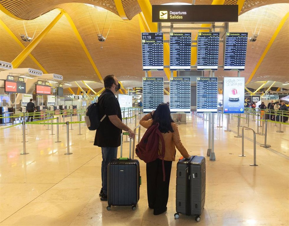 Varias personas con mascarilla el día que comienza la huelga de los trabajadores de handling de Iberia