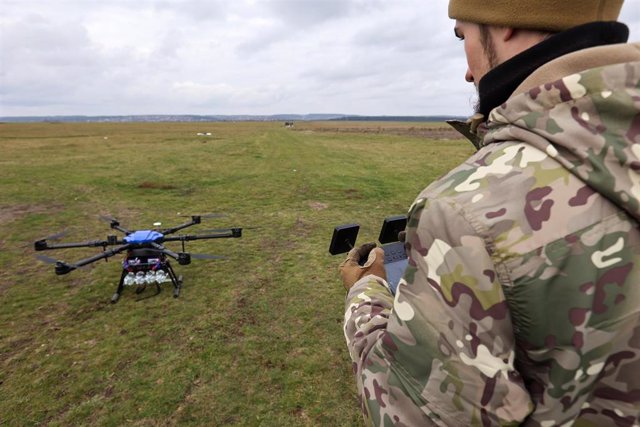 Archivo - Un militar ucraniano operando un dron