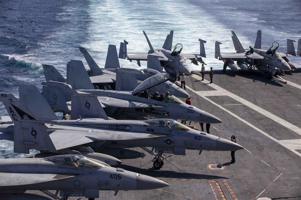 Archivo - Cazas estadounidenses sobre un portaaviones en el mar Rojo