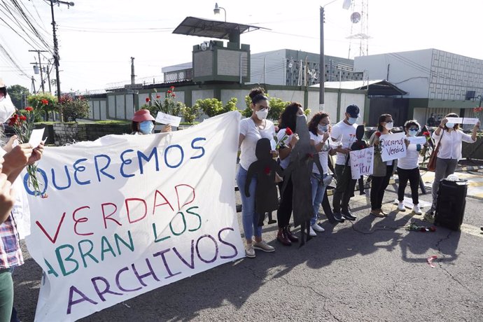 Archivo - Organizaciones sociales protestan para exigir acceso a archivos militares que podrían ayudar a esclarecer la masacre de 'El Mozote', perpetrada durante la guerra civil de El Salvador  
