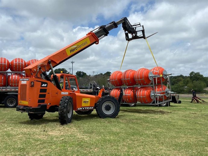 Archivo - Instalación de una barrera de boyas en el río Bravo