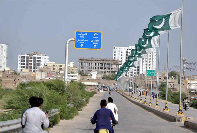 Archivo - August 11, 2023, Pakistan: HYDERABAD, PAKISTAN, AUG 11: A beautiful eye-catching view of Pakistani Flags hosted .on road in connection of Independence Day of Pakistan coming ahead, in Hyderabad on Friday, .August 11, 2023.