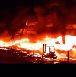 Els Bombers de la Generalitat controlen l'incendi d'una nau en un polígon industrial de Calonge (Girona) pel que han mobilitzat 14 dotacions en total.