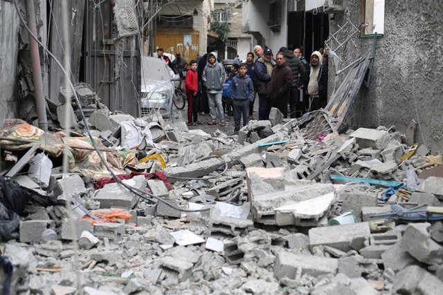 Edificio destruido por bombardeos israelíes en Rafá, en el sur de la Franja de Gaza